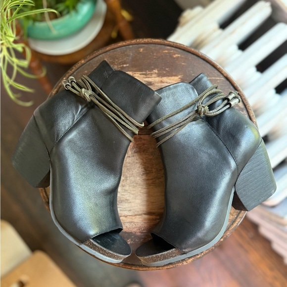 OTBT NWOT Black Peep Toe Ankle Boots with rope hassle detail - Picture 2 of 11